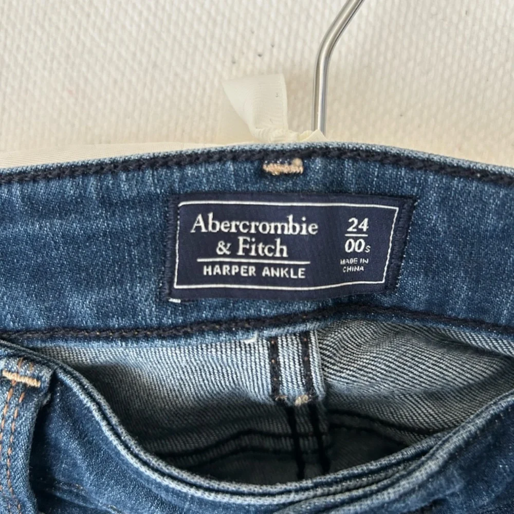 Abercrombie & Fitch Harper Ankle Jean Medium Indigo Distressed Size 24 Short OOs